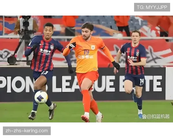 现场：克莱蒙球员因争议定位球判罚与裁判激烈交流，VAR未介入